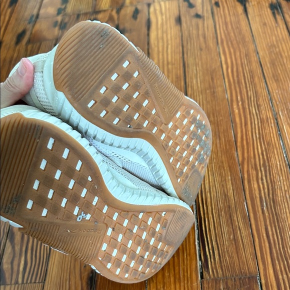 Reebok Cream and Tan Mesh cross trainers - Picture 5 of 8